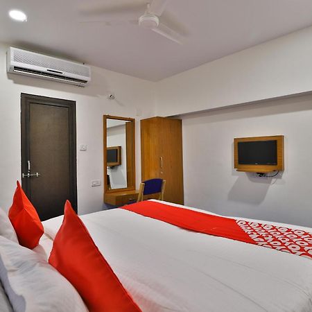 Oyo Milan Party Hall Vadodara Eksteriør billede