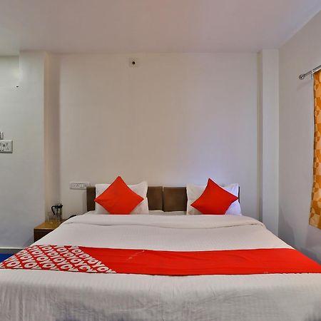 Oyo Milan Party Hall Vadodara Eksteriør billede