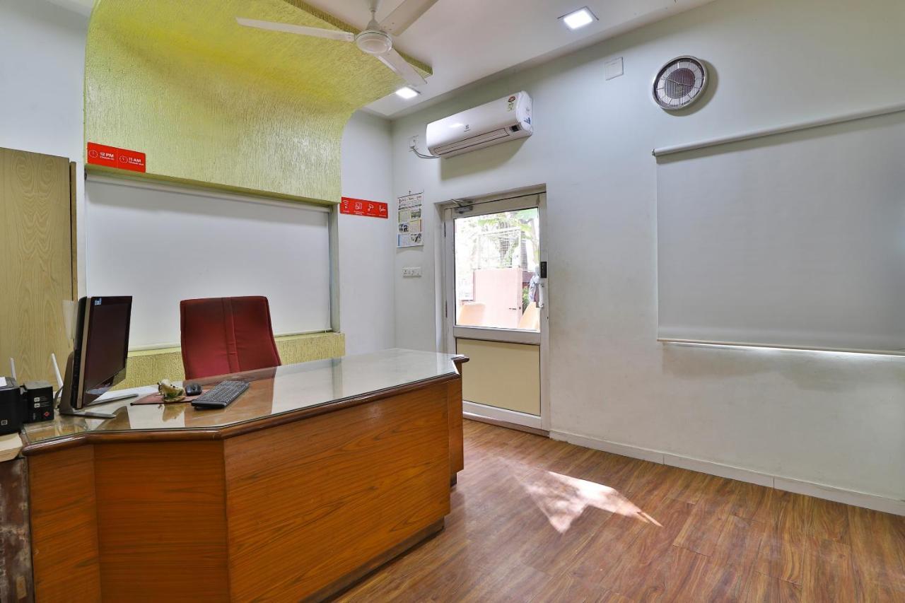 Oyo Milan Party Hall Vadodara Eksteriør billede