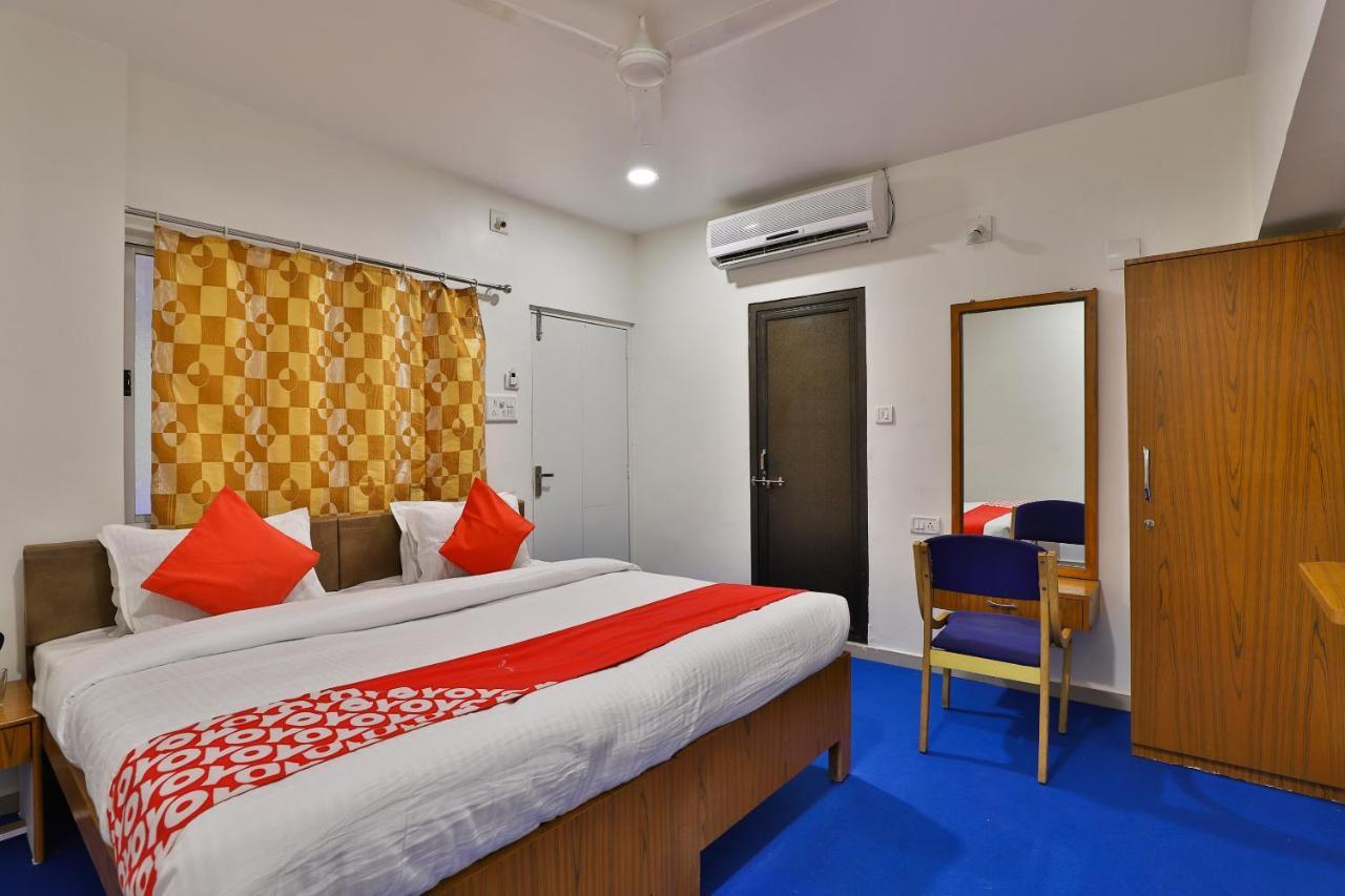 Oyo Milan Party Hall Vadodara Eksteriør billede