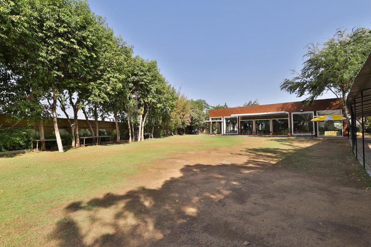 Oyo Milan Party Hall Vadodara Eksteriør billede