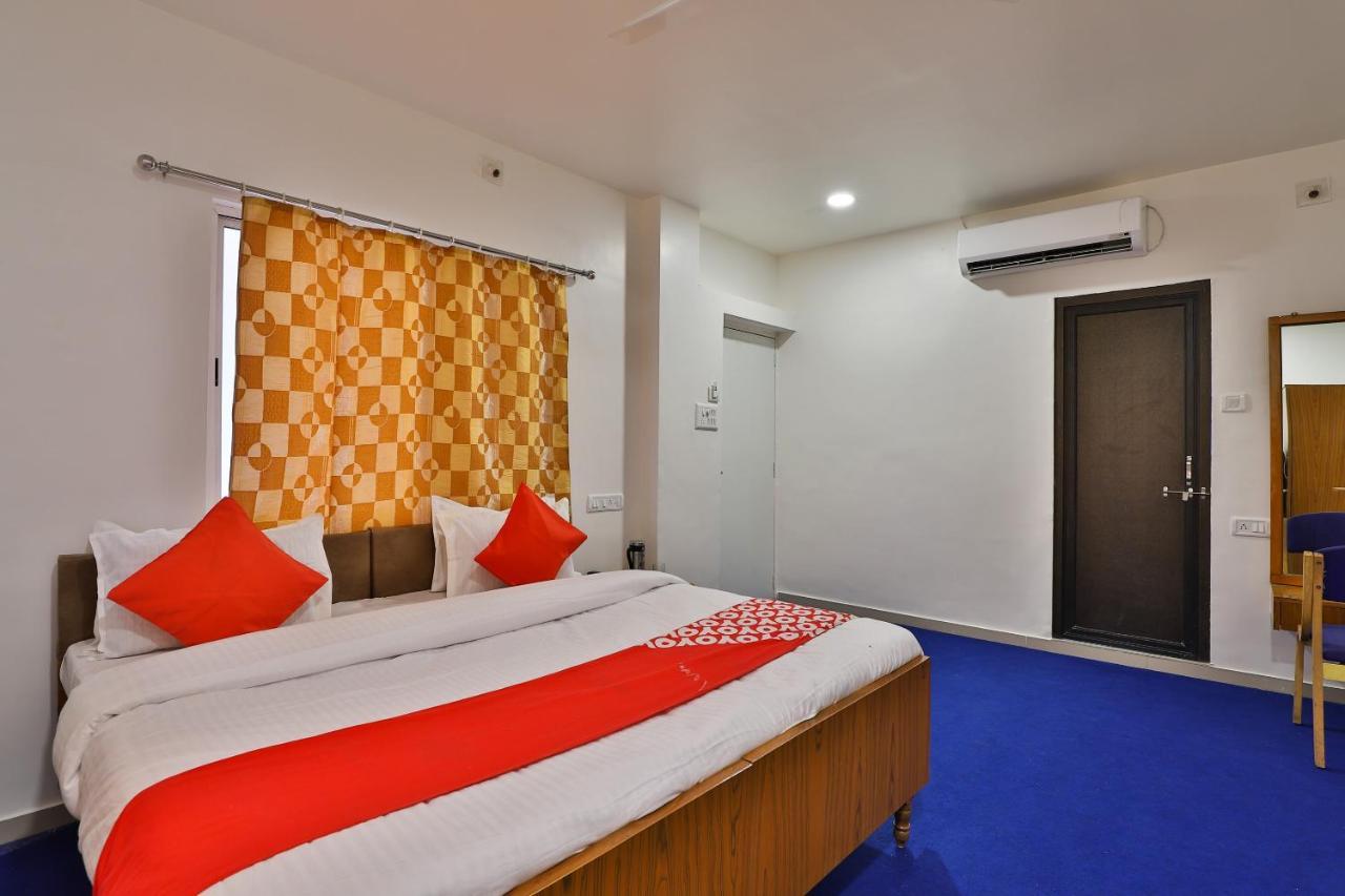 Oyo Milan Party Hall Vadodara Eksteriør billede