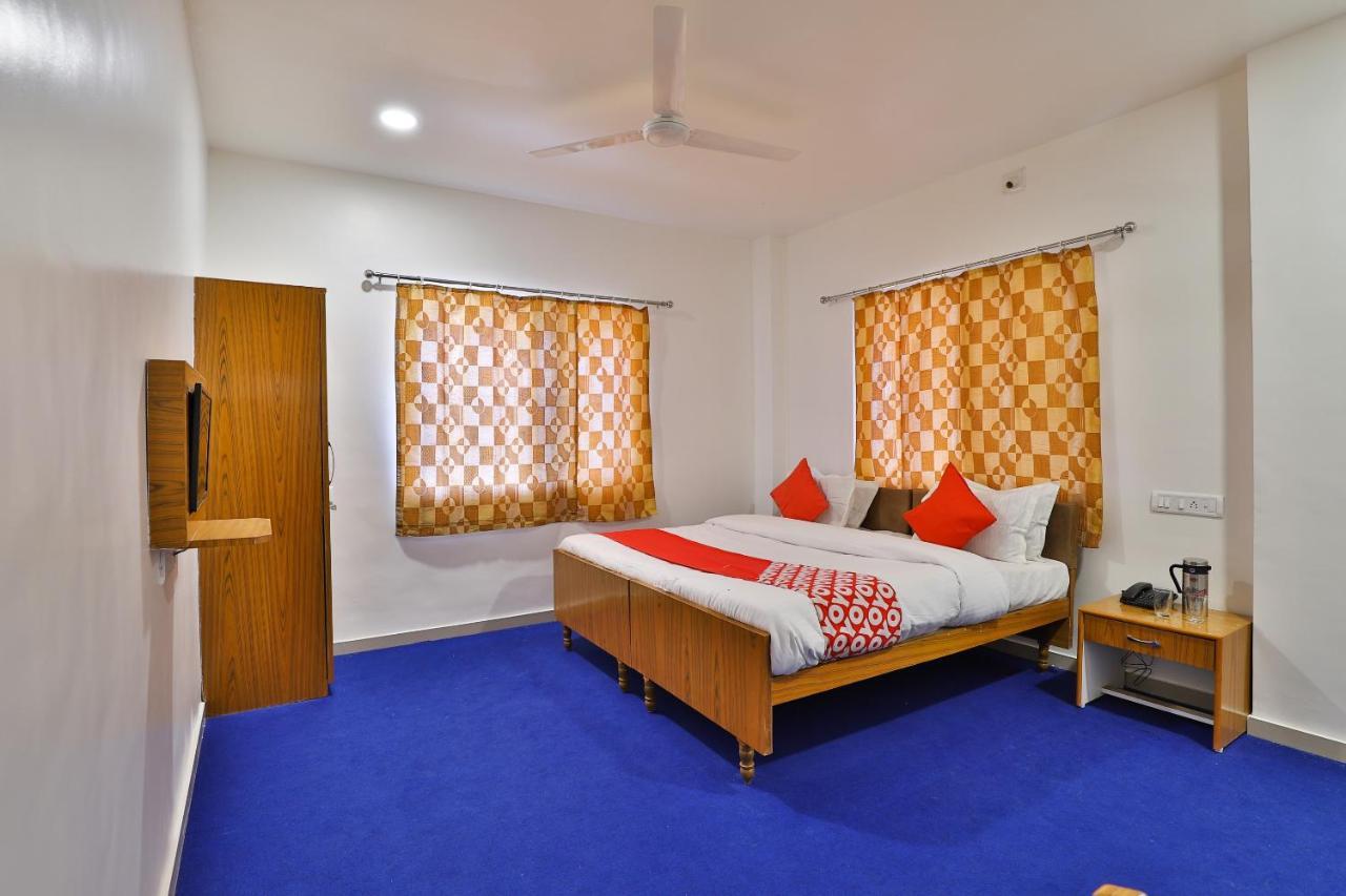 Oyo Milan Party Hall Vadodara Eksteriør billede