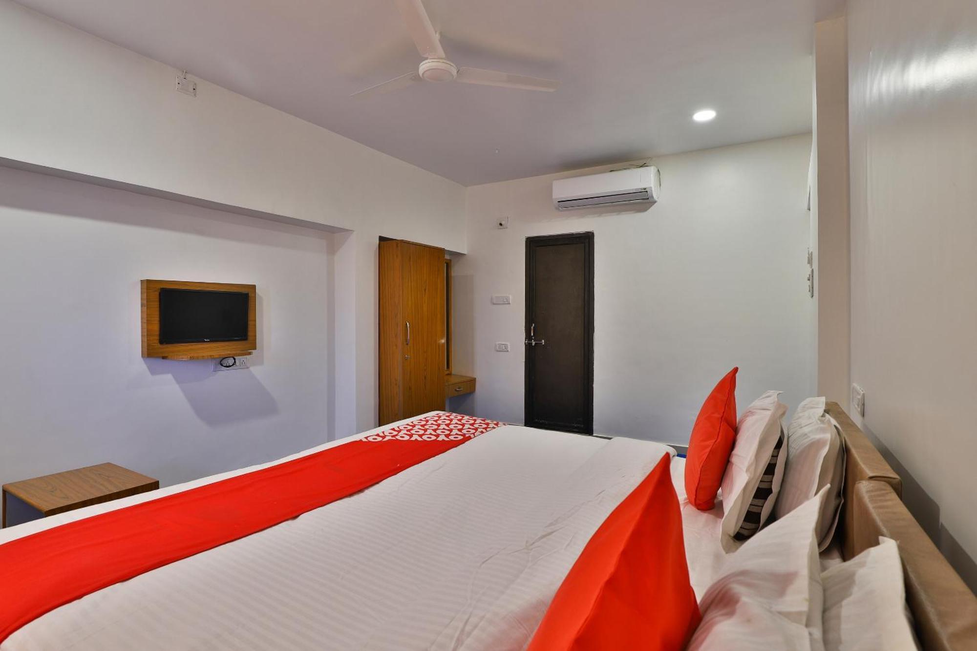 Oyo Milan Party Hall Vadodara Eksteriør billede