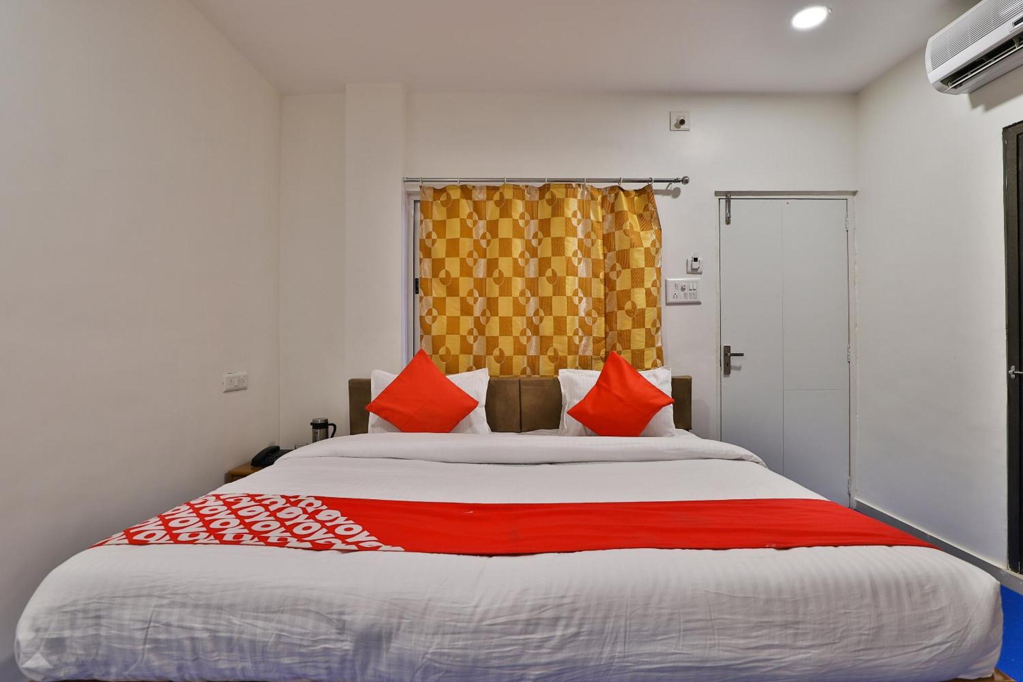 Oyo Milan Party Hall Vadodara Eksteriør billede