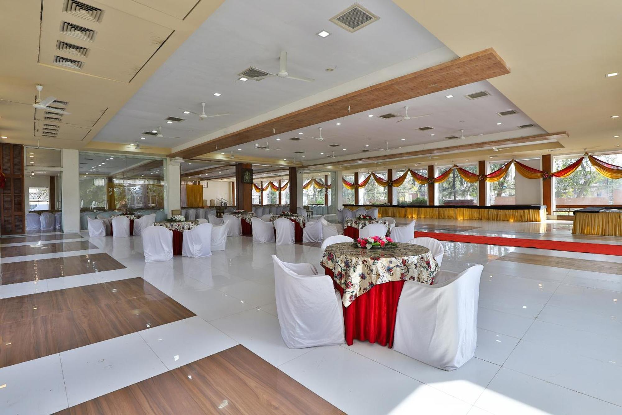 Oyo Milan Party Hall Vadodara Eksteriør billede