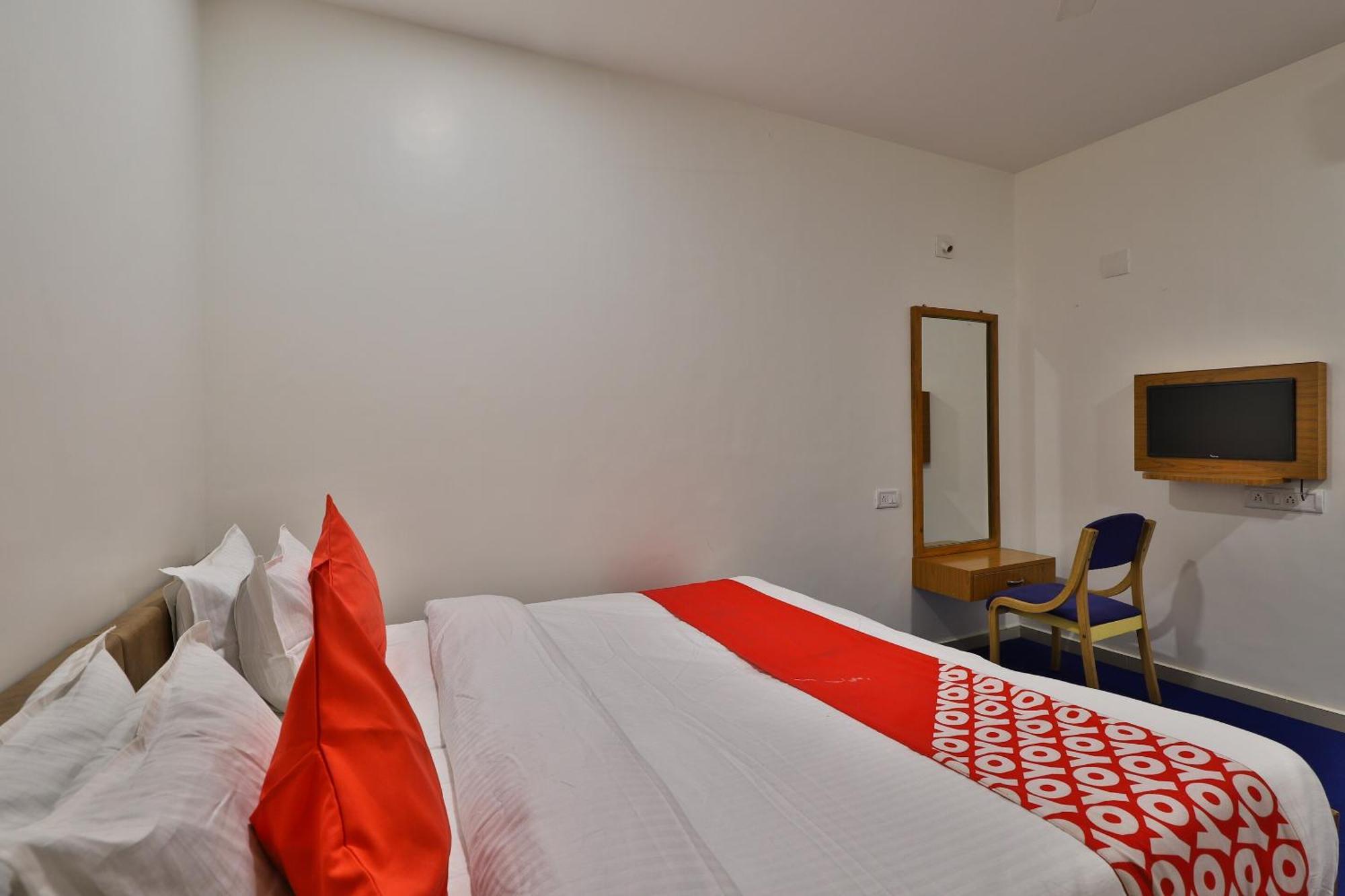 Oyo Milan Party Hall Vadodara Eksteriør billede