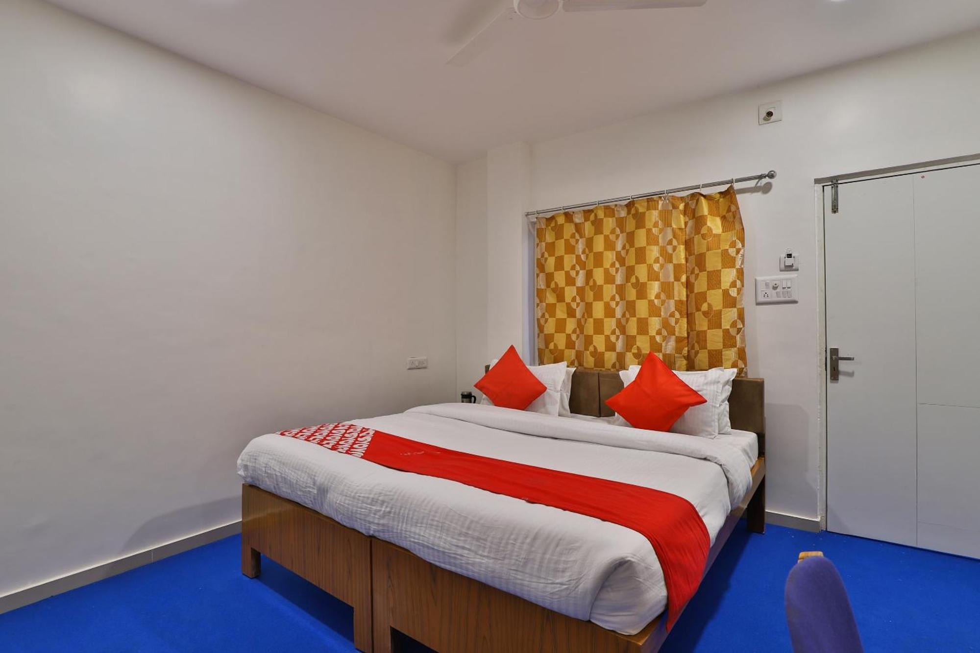 Oyo Milan Party Hall Vadodara Eksteriør billede