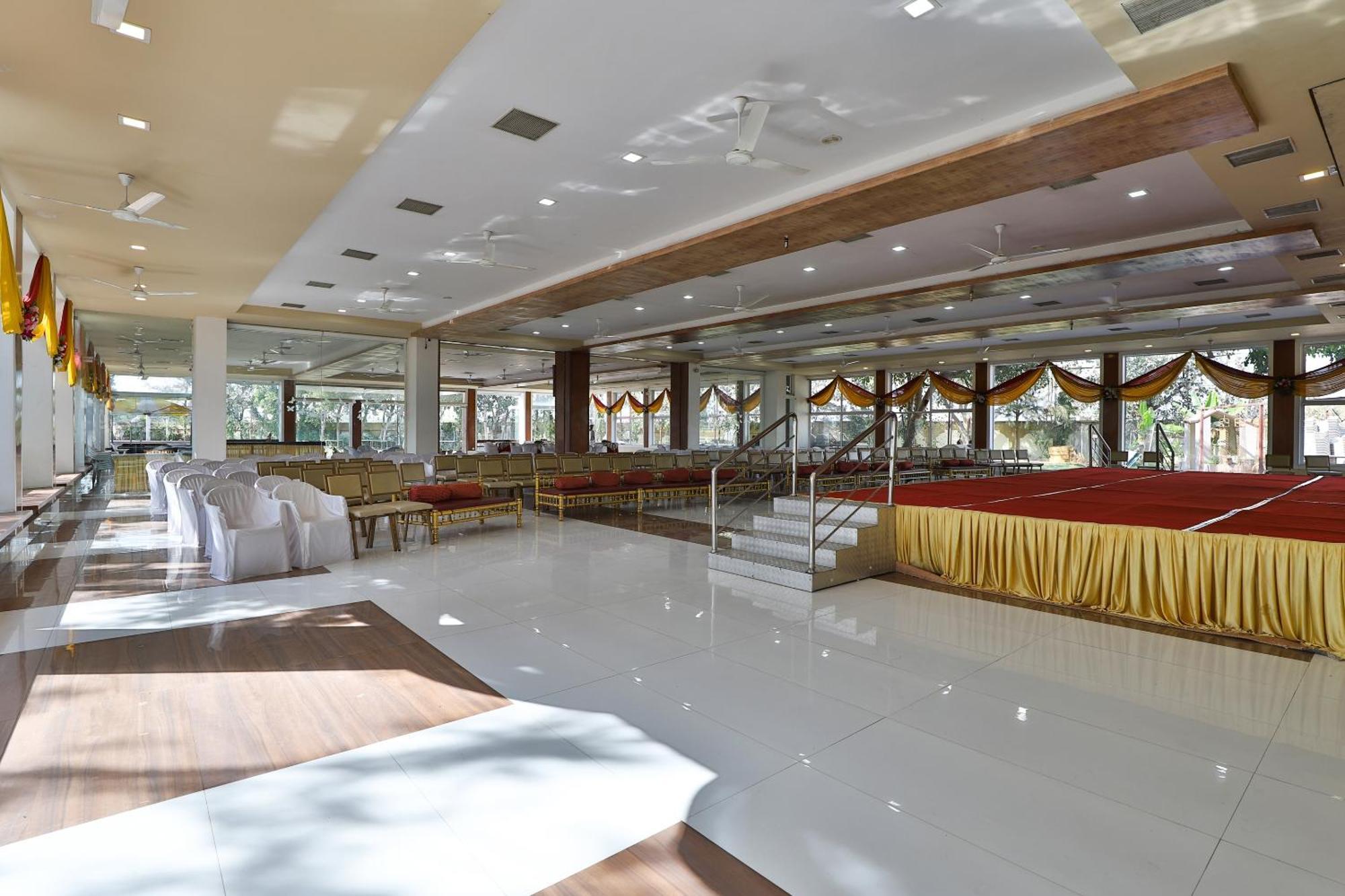 Oyo Milan Party Hall Vadodara Eksteriør billede