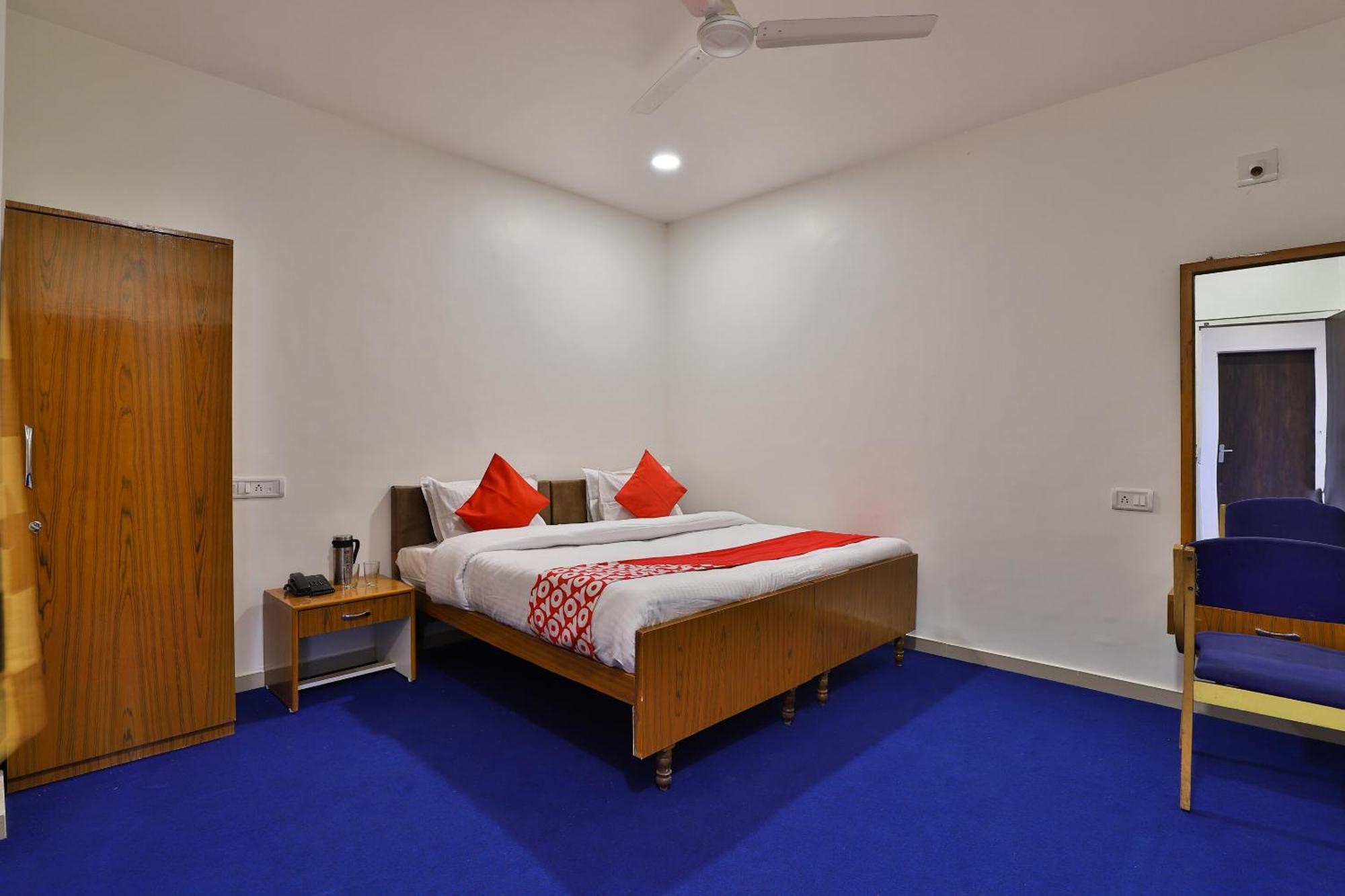 Oyo Milan Party Hall Vadodara Eksteriør billede