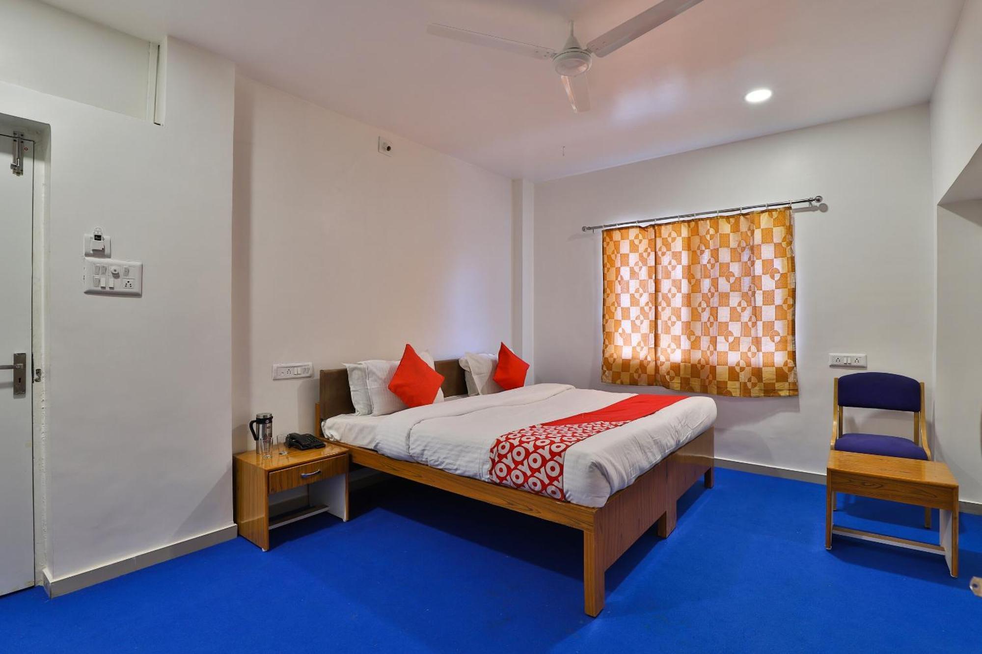 Oyo Milan Party Hall Vadodara Eksteriør billede