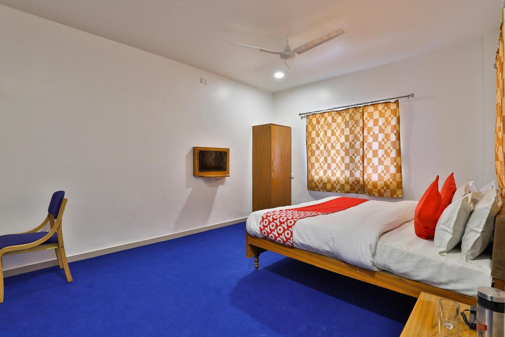 Oyo Milan Party Hall Vadodara Eksteriør billede