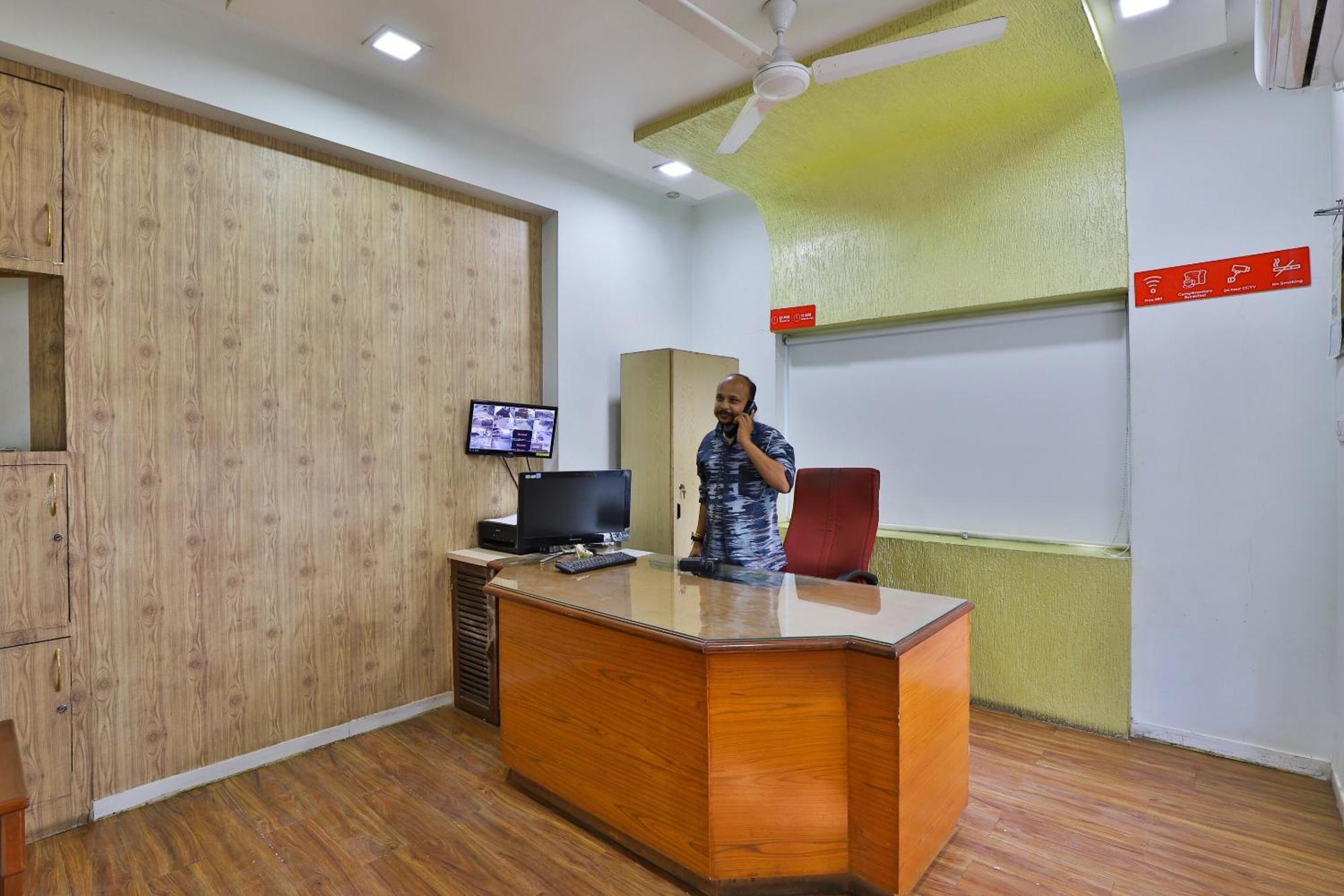 Oyo Milan Party Hall Vadodara Eksteriør billede