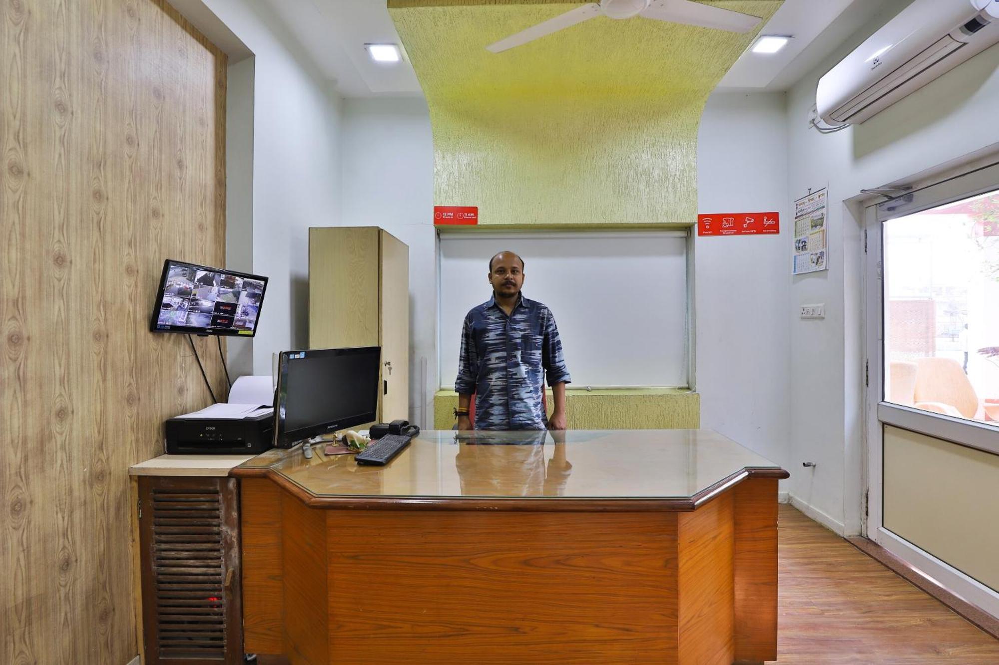 Oyo Milan Party Hall Vadodara Eksteriør billede