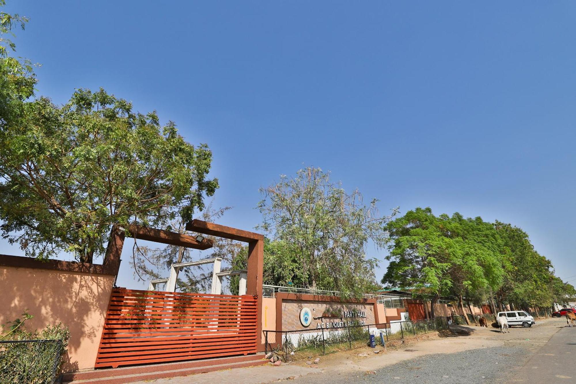 Oyo Milan Party Hall Vadodara Eksteriør billede