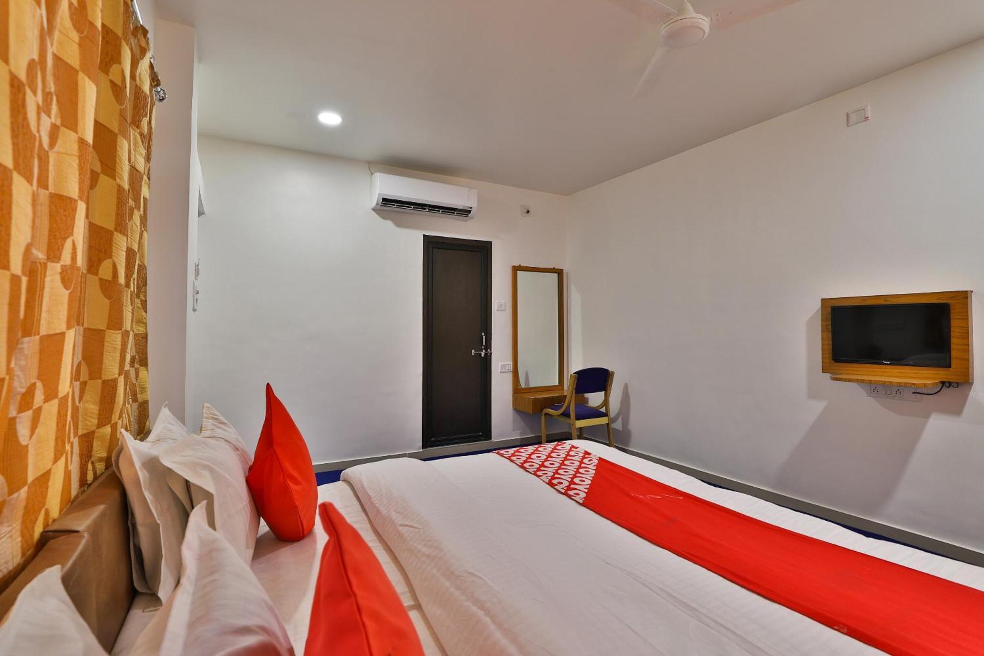 Oyo Milan Party Hall Vadodara Eksteriør billede