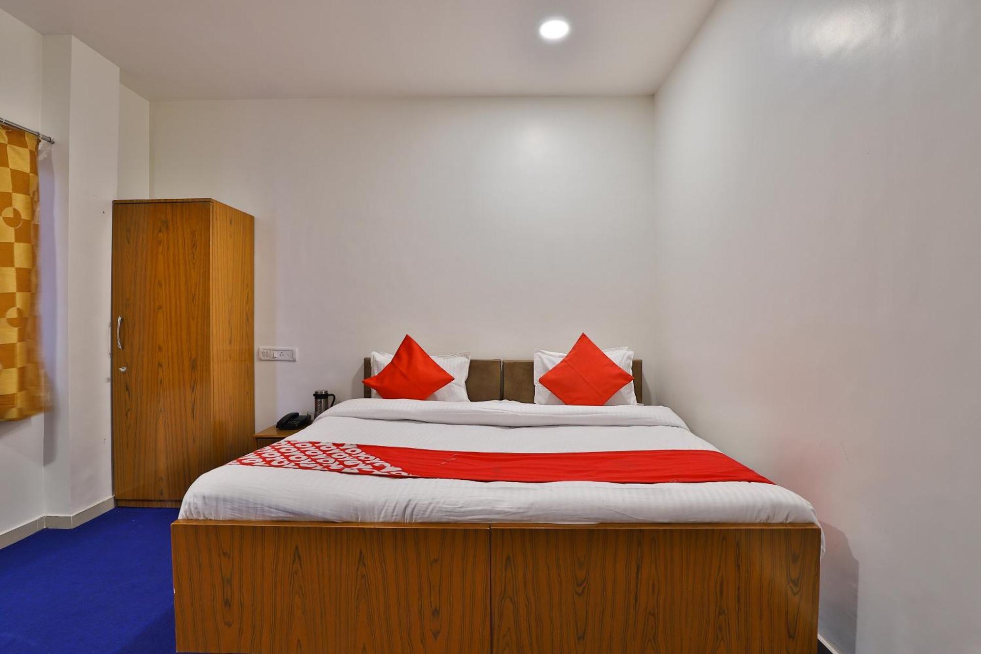 Oyo Milan Party Hall Vadodara Eksteriør billede