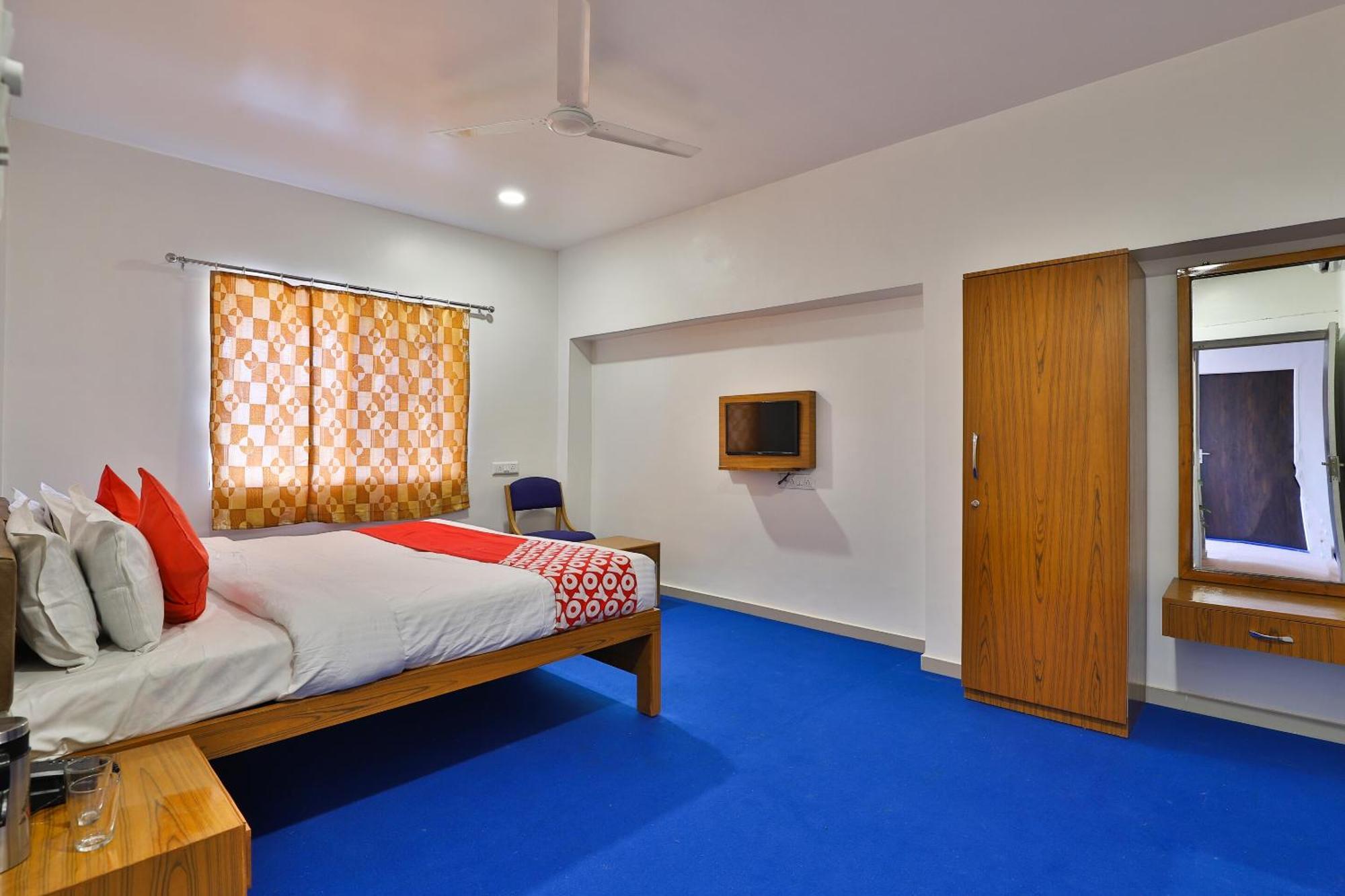 Oyo Milan Party Hall Vadodara Eksteriør billede
