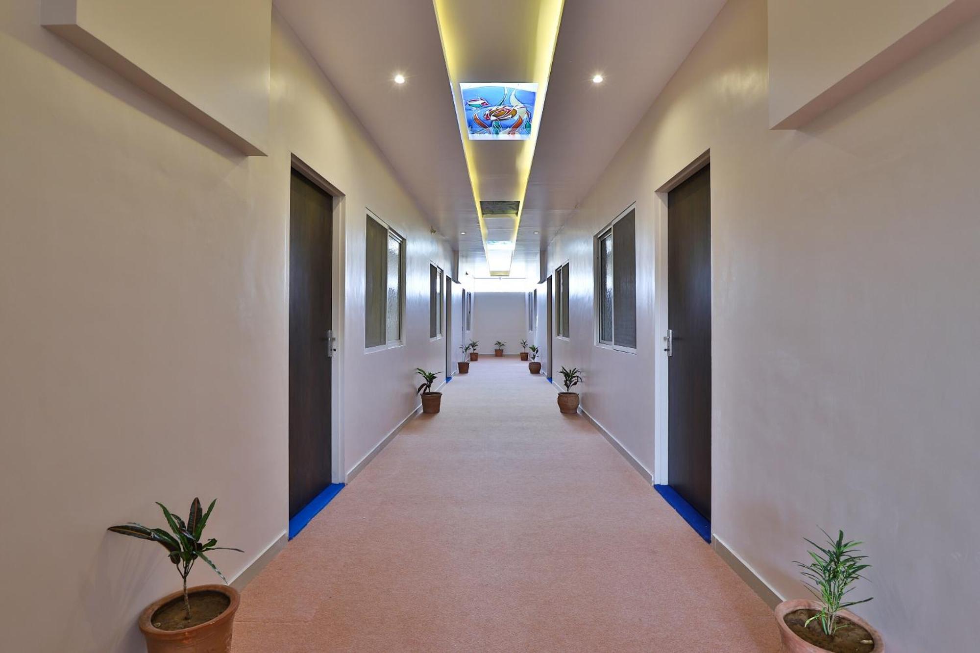 Oyo Milan Party Hall Vadodara Eksteriør billede