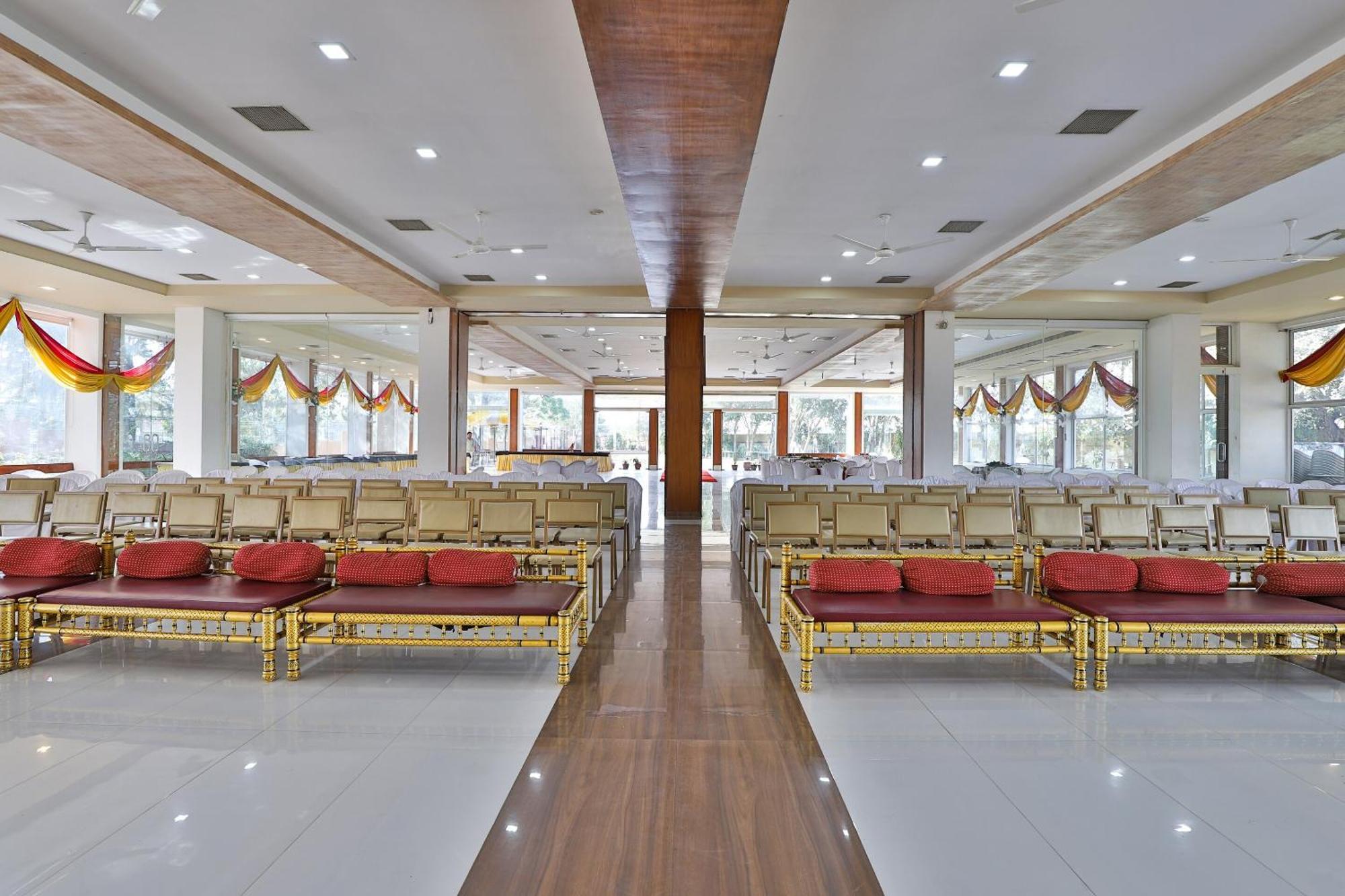 Oyo Milan Party Hall Vadodara Eksteriør billede