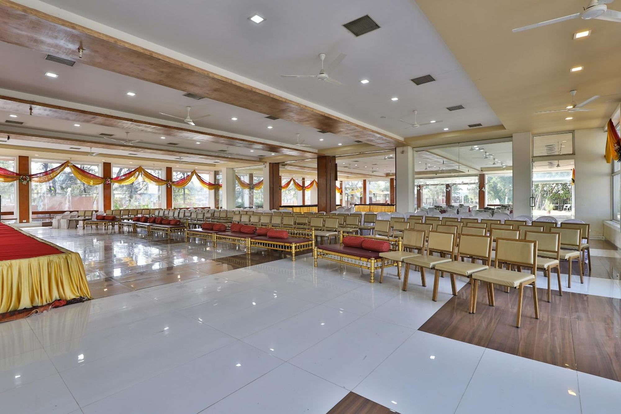Oyo Milan Party Hall Vadodara Eksteriør billede