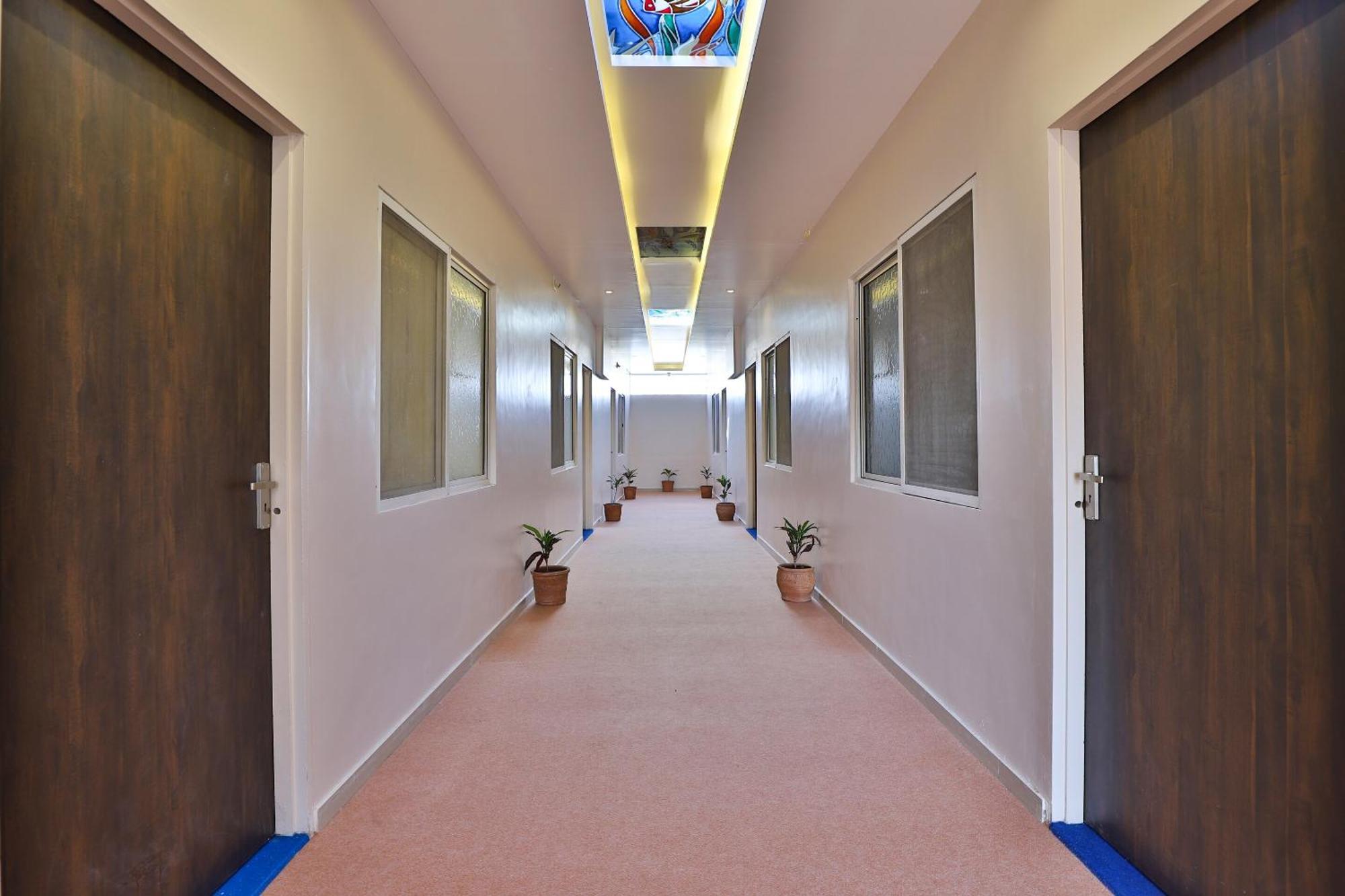 Oyo Milan Party Hall Vadodara Eksteriør billede