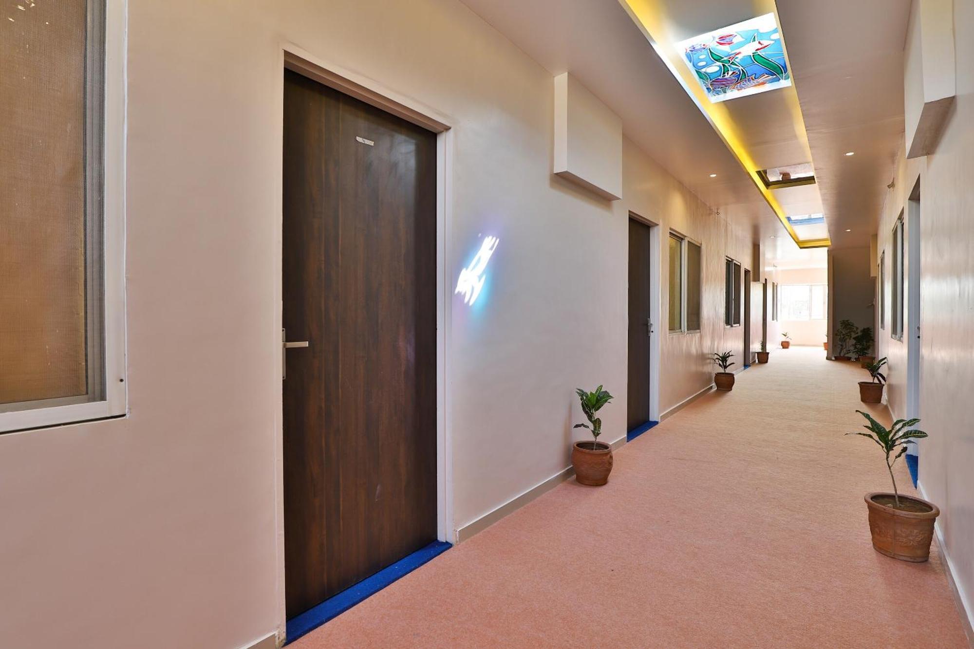 Oyo Milan Party Hall Vadodara Eksteriør billede
