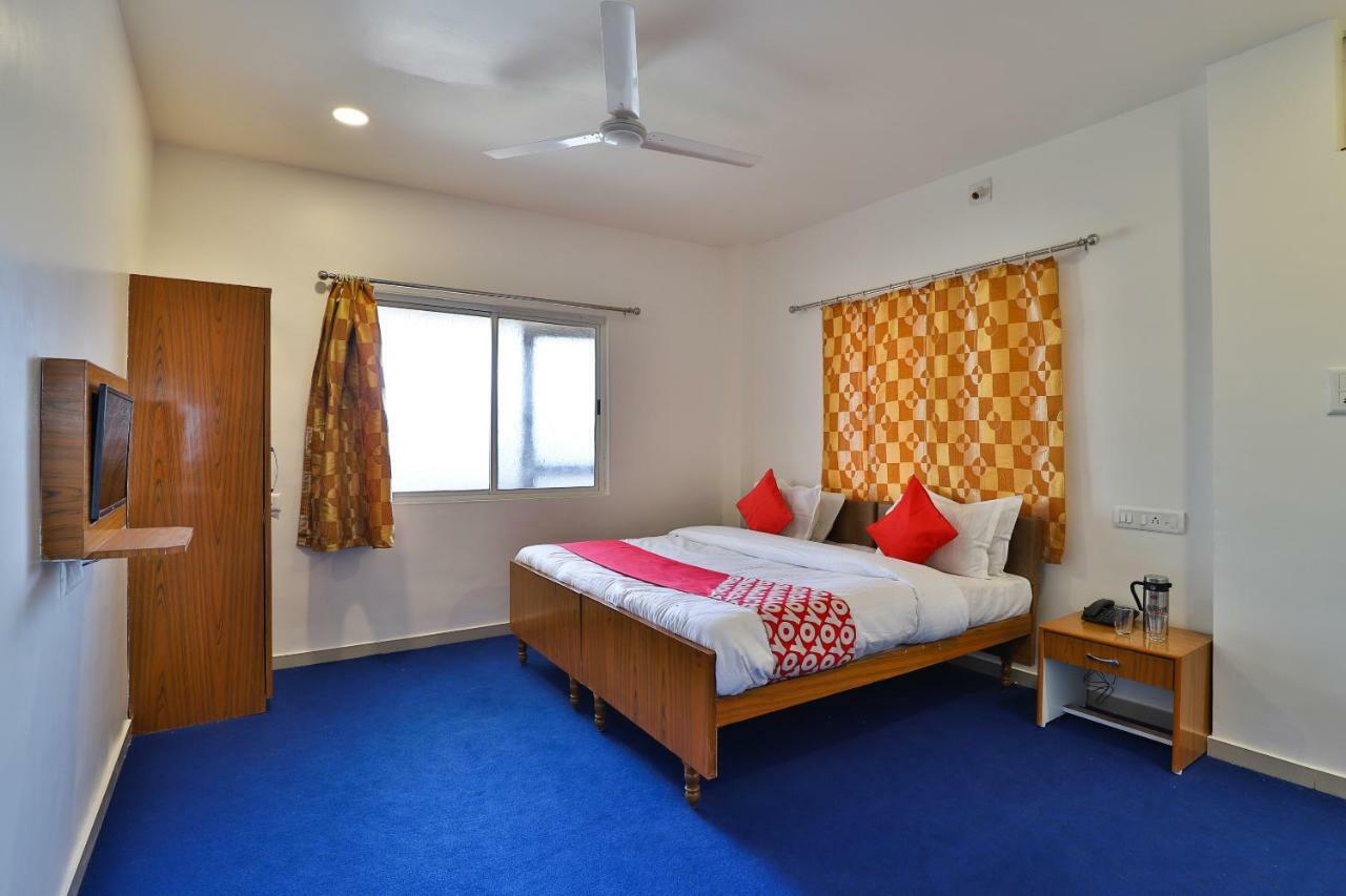 Oyo Milan Party Hall Vadodara Eksteriør billede